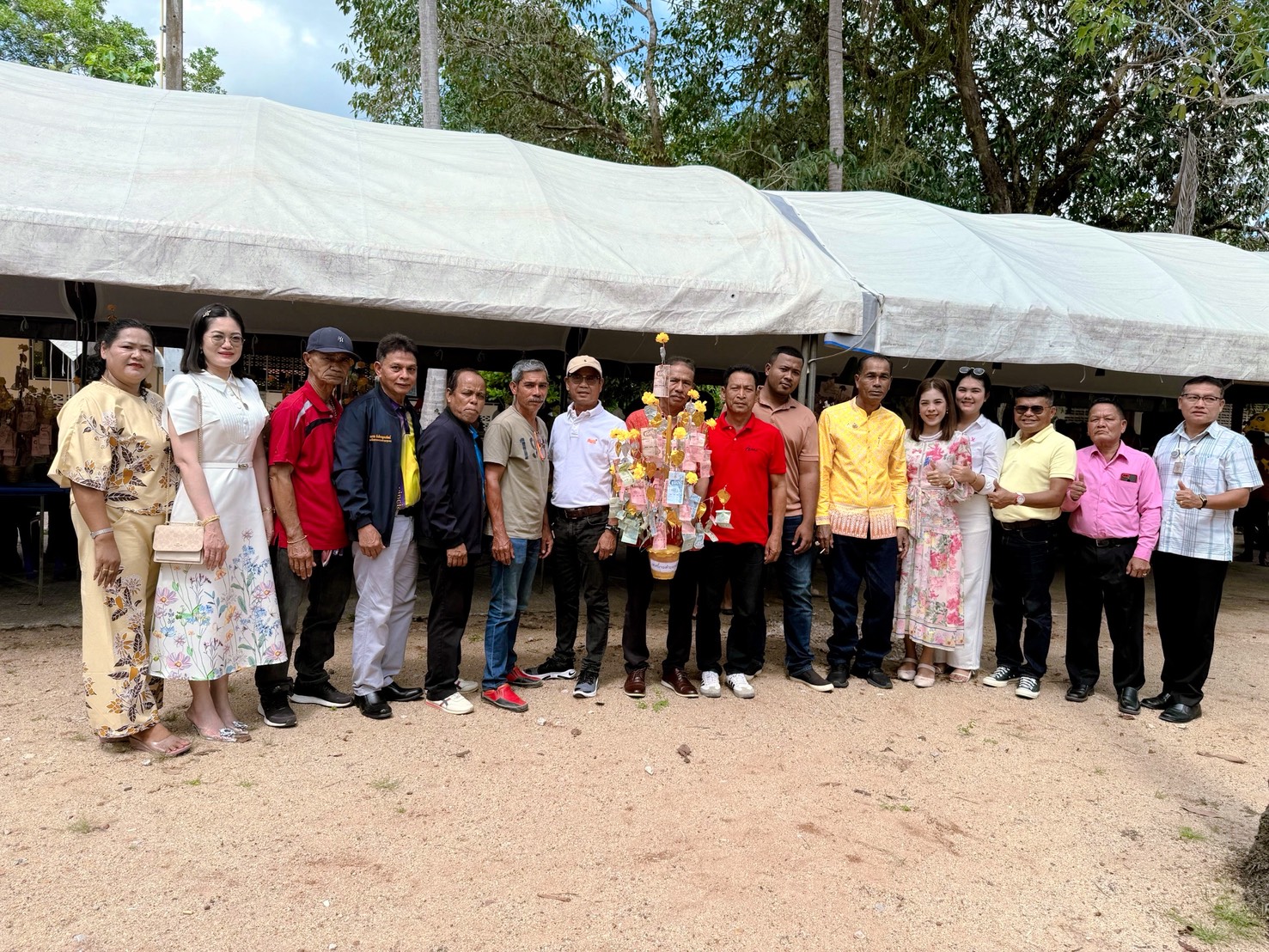ร่วมทำบุญทอดกฐินสามัคคี ณ วัดขันประชาสรรค์