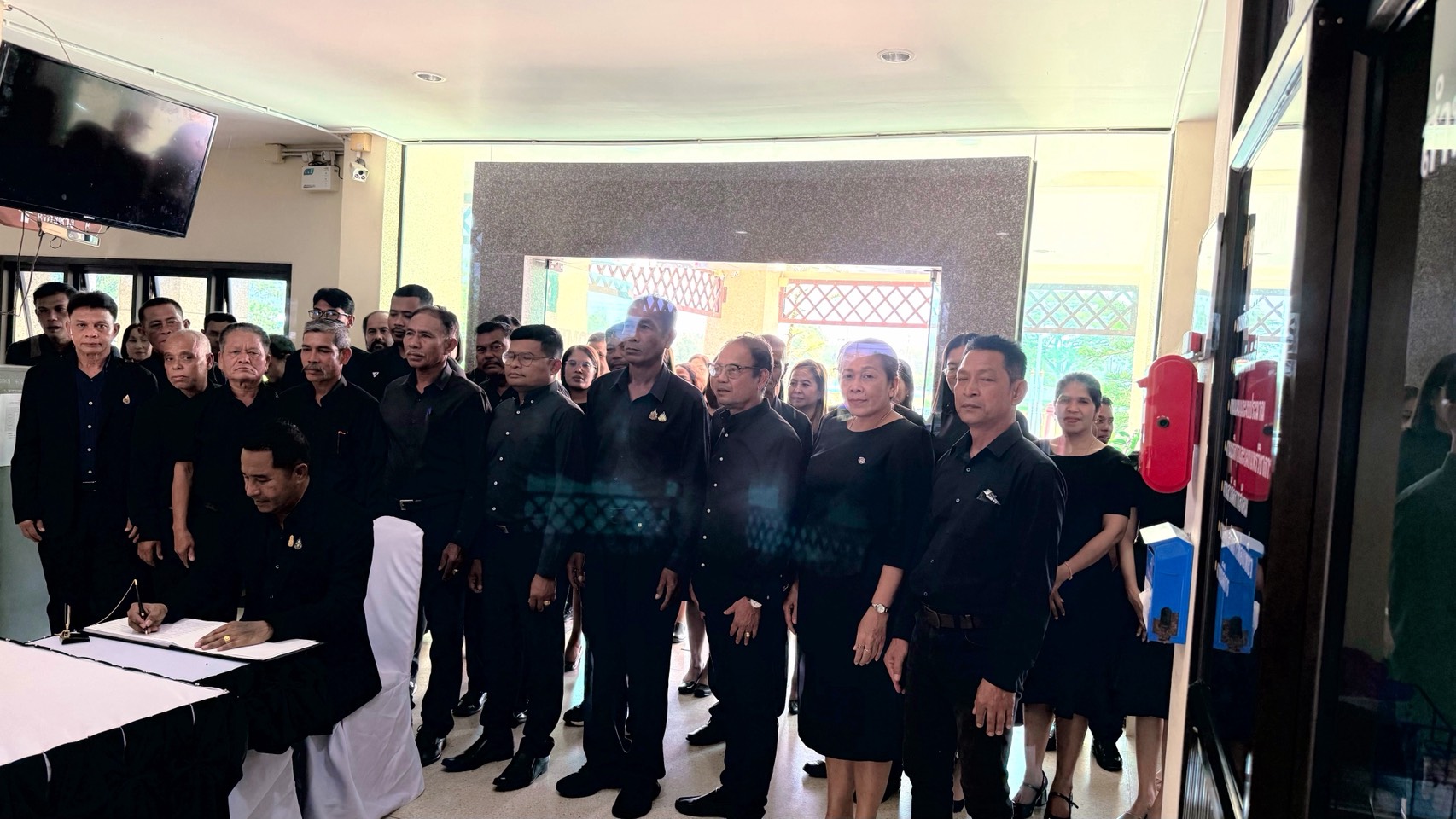 เทศบาลตำบลชุมพล ร่วมลงนามแสดงความไว้อาลัย เบื้องหน้าพระบรมฉายาลักษณ์ สมเด็จพระนางเจ้าสิริกิติ์ พระบรมราชินีนาถ พระบรมราชชนนีพันปีหลวง