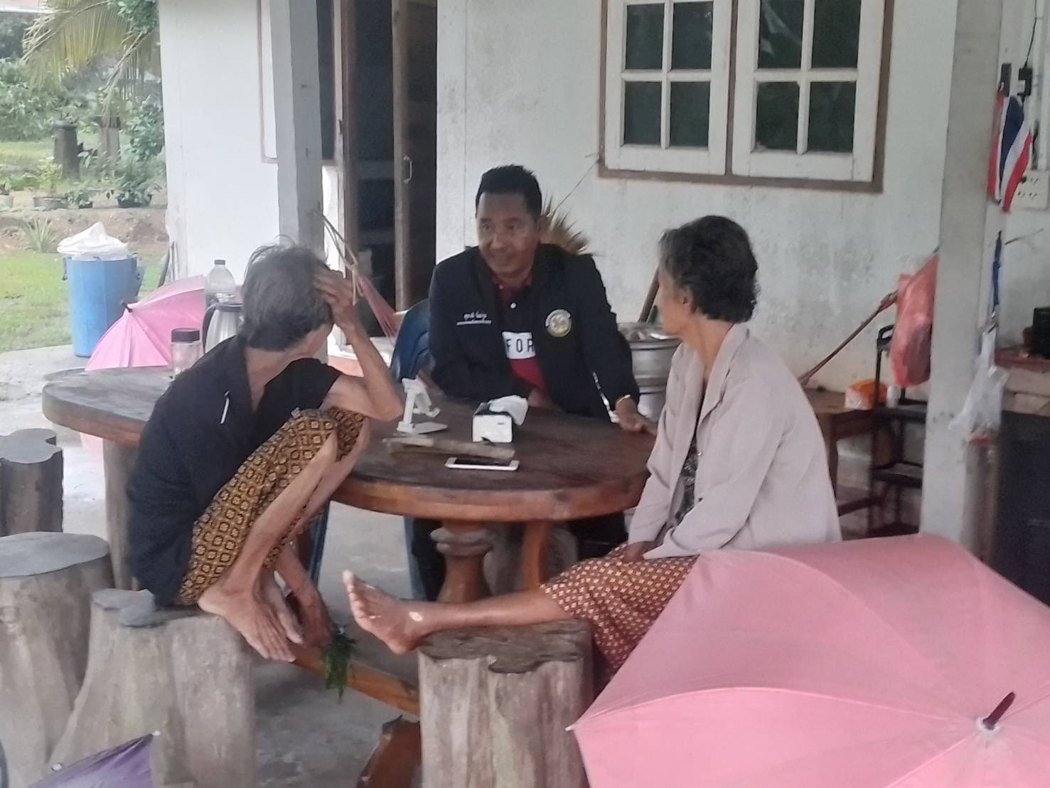 ร่วมกันลงพื้นที่สำรวจความเสียหายตามจุดต่างๆในตำบลชุมพล
