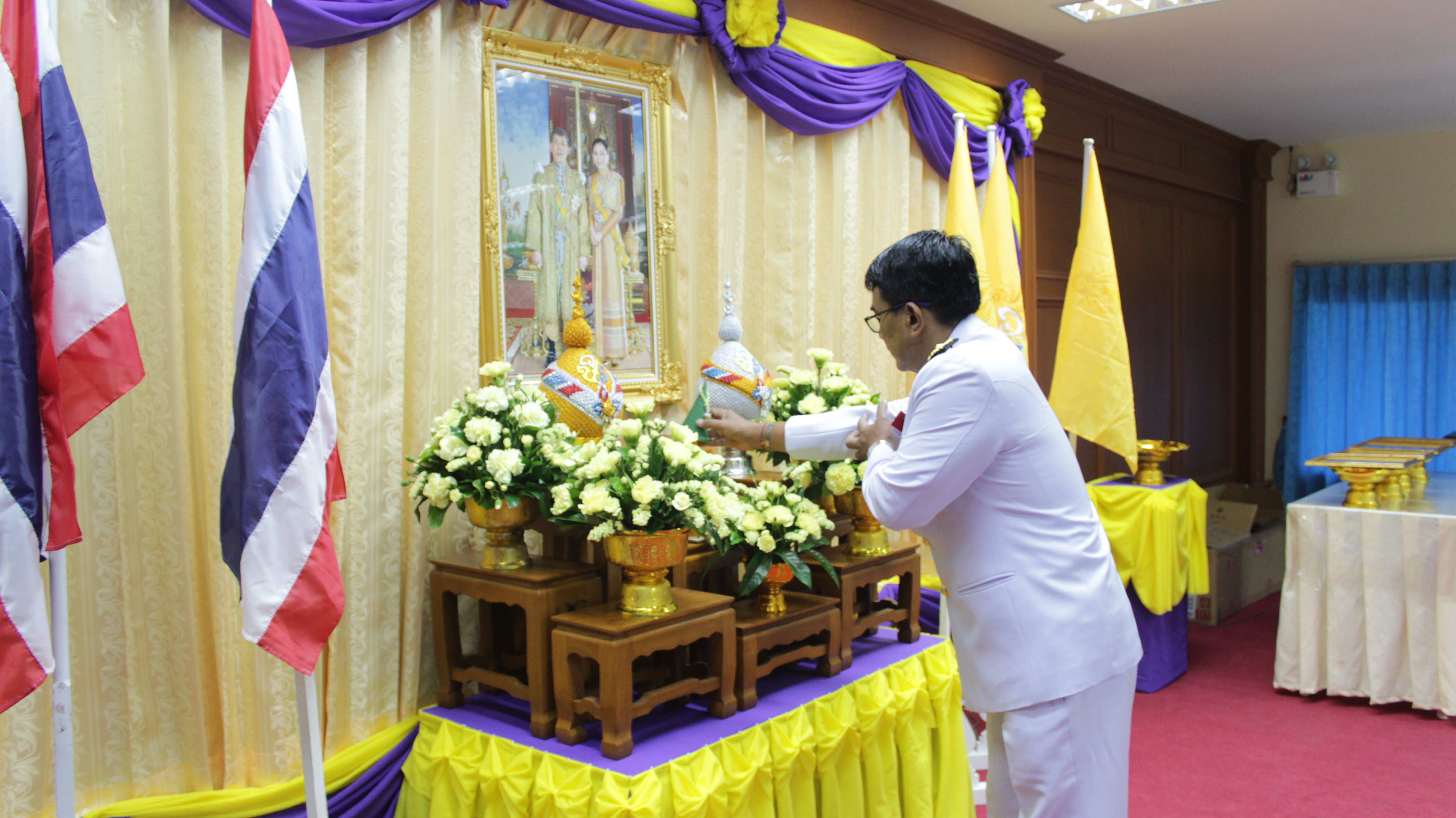 พิธีรับพระราชทานพระบรมฉายาลักษณ์ พระบาทสมเด็จพระเจ้าอยู่หัวและสมเด็จพระนางเจ้าฯพระบรมราชินีเนื่องในโอกาสมหามงคลพระราชพิธีบรมราชาภิเษก พุทธศักราช 2562