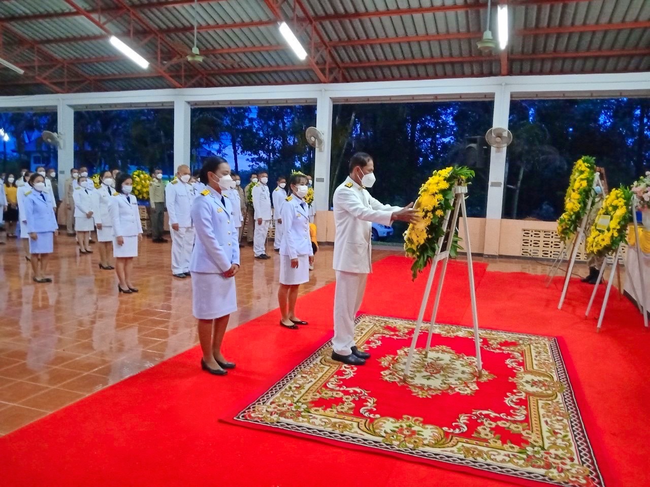 เทศบาลตำบลชุมพล เข้าร่วมพิธีบำเพ็ญกุศลและพิธีน้อมรำลึกเนื่องในวันคล้ายวันสวรรคตพระบาทสมเด็จพระบรมชนกาธิเบศร มหาภูมิพลอดุลยเดชมหาราช บรมนาถบพิตร