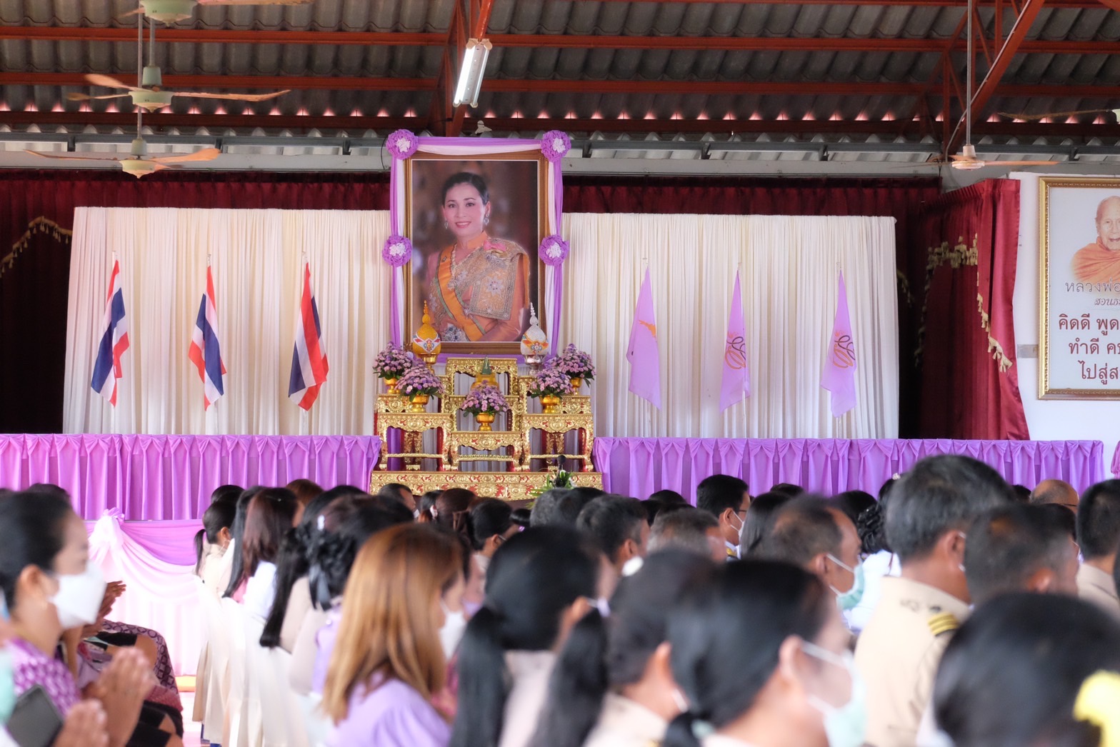 กิจกรรมทำบุญตักบาตร เพื่อถวายเป็นพระราชกุศล  เนื่องในโอกาสวันคล้ายวันพระราชสมภพ สมเด็จพระนางเจ้าสุทิดา พัชรสุธาพิมลลักษณ พระบรมราชินี 